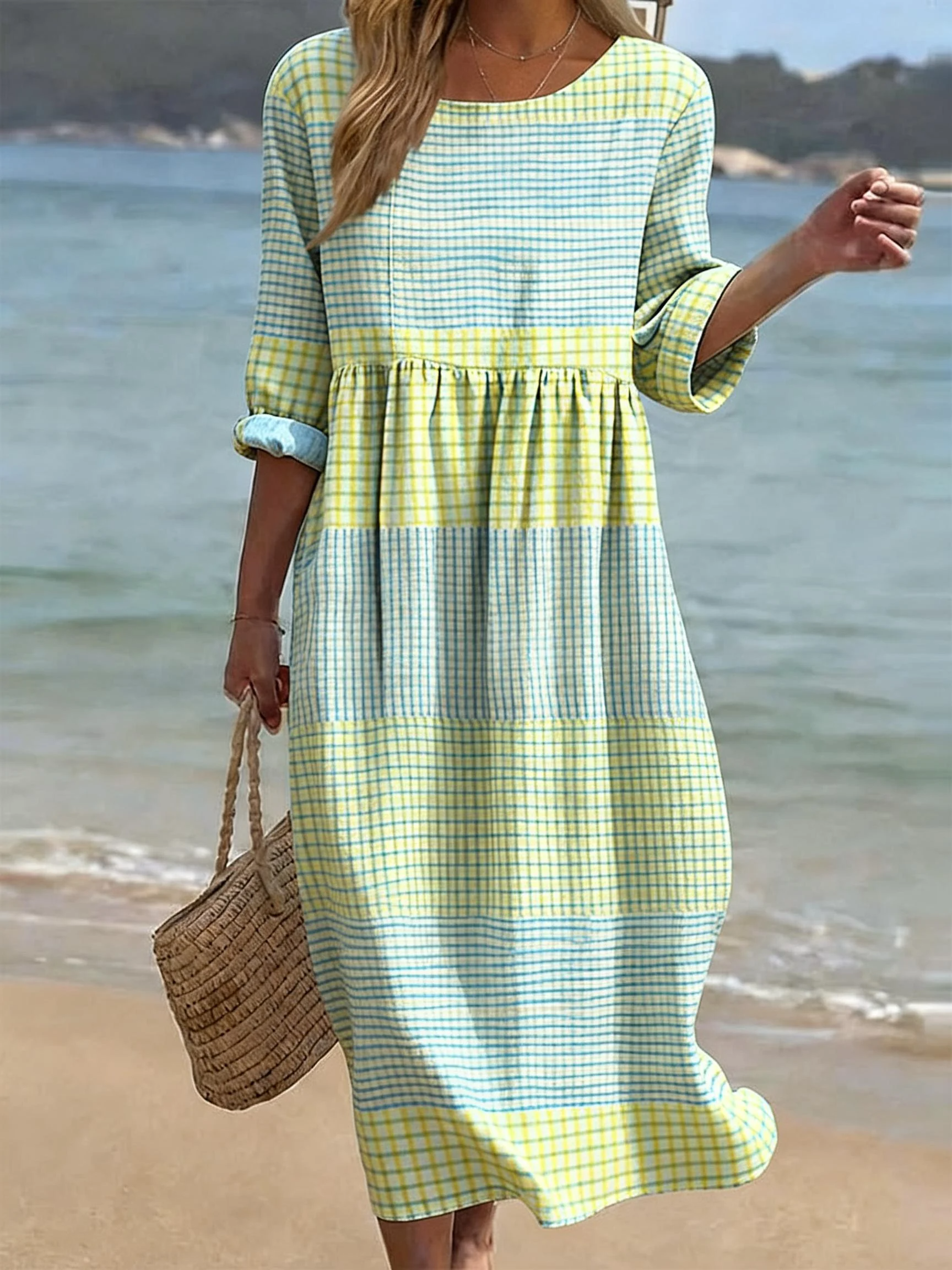 Leisure Dress with Crew Neck and Half Sleeves